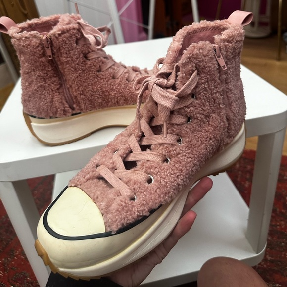 Steve Madden Pink Fuzzy Converse Sneaker size 10 - Picture 3 of 7
